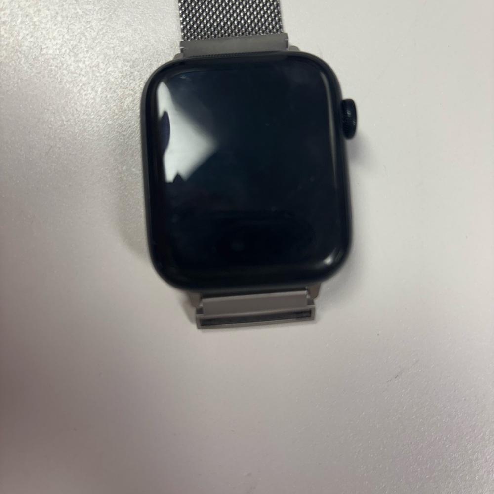 Apple Watch SE Black and Silver
